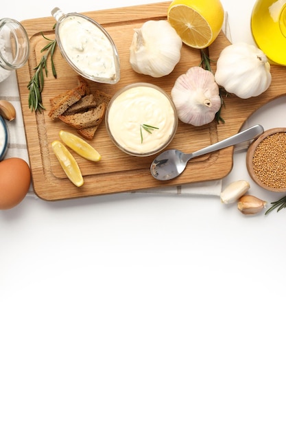 Kolacja domowa z talerzami i przyprawami