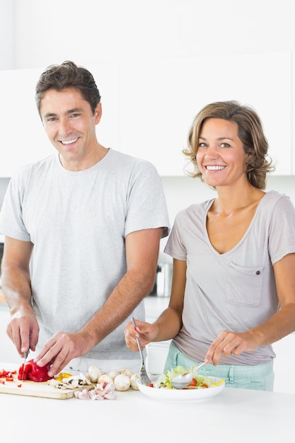 Uśmiechnięta para przy stole